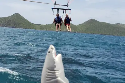 Parasailing en Nevis: Vuelo a 180 metros con recogida en barco