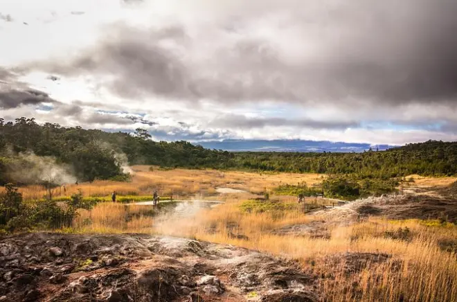 Sendero en la caldera de Kilauea y sitios de la erupción 2018