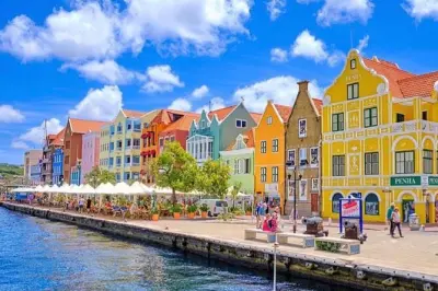 Willemstad: Queen Juliana Brücke und Blue Curaçao probieren