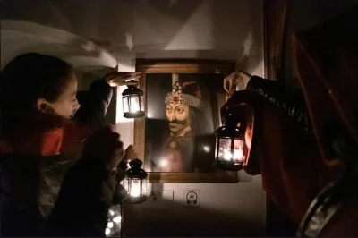 Erlebe das bran schloss bei nacht mit bevorzugtem einlass, privatem guide und exklusivem zugang zum geheimen zeit-tunnel. inklusive transfer ab brasov.