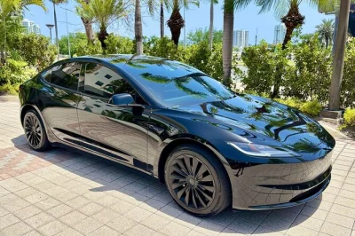 San juan, flughafen, privater transfer im tesla model 3 mit klimaanlage und ledersitzen. zweisprachiger fahrer, keine warteschlangen, entspannter start in puerto rico.