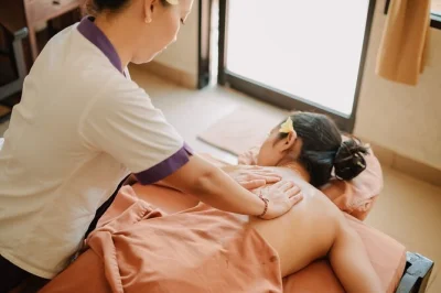 Détendez-vous avec un forfait spa de 2 heures à bali : massage corporel complet, bain de pieds, gommage corporel et bain de fleurs. transfert privé inclus. réservez votre retraite spa à bali dès
