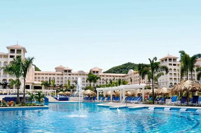 Privater Transfer vom Flughafen Liberia zum Riu Palace Guanacaste