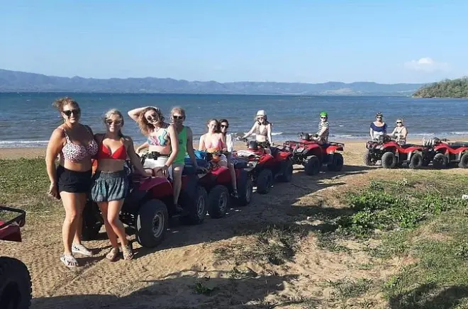 Tour en ATV cerca de Playa Flamingo: Recorre pueblos y ríos