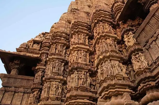 Khajuraho Tempel: Geschnitzte Götter und Liebende aus Stein