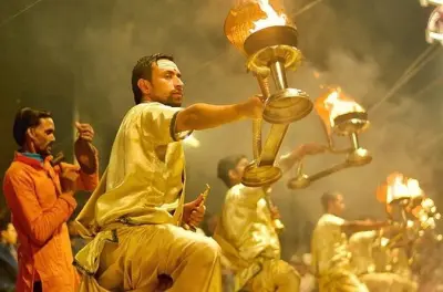 Varanasi sunrise tour: Ganga aarti, Akhada & local breakfast