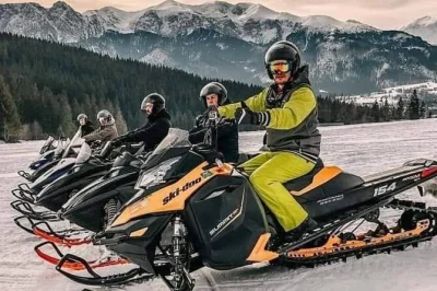 Disfruta el invierno en zakopane con paseo en moto de nieve, degustación de queso ahumado y relajación en baños termales. incluye traslado desde cracovia y guía local.