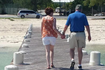 Scopri providenciales con un tour guidato dai locali: grace bay, incisioni di sapodilla e la storica cheshire hall plantation. include pickup e acqua in bottiglia.