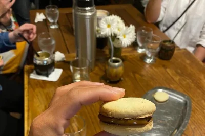 Découvrez buenos aires en cuisine : préparez empanadas, alfajores et mate en petit groupe avec un guide local. cours pratique, ingrédients inclus.