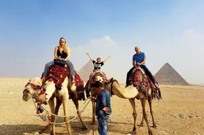 Erlebe die giza pyramiden, reite kamele am sphinx, entdecke saqqara & dahschur mit einem Ägyptologen. inkl. hoteltransfer, eintritt & mittagessen.