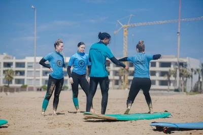 Sinta a brisa do atlântico em essaouira enquanto aprende a surfar com uma equipe local amigável, direto na areia. inclui roupa de neoprene e orientação para todos os níveis.