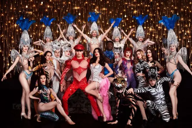 Paradis Latin Cabaret Paris: VIP-Plätze, Dinner & Champagner