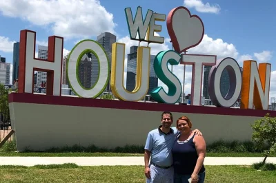 Descubre los murales del centro de houston en carrito de golf con guía local, paradas en market square park, fotos hechas para ti y un paseo relajado de 90 minutos.