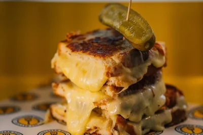 Descubre el mundo del queso en manchester con una ruta a pie que incluye catas, juegos y una guía apasionada. prueba quesos locales, burbujas y vive historias únicas. reserva ya.