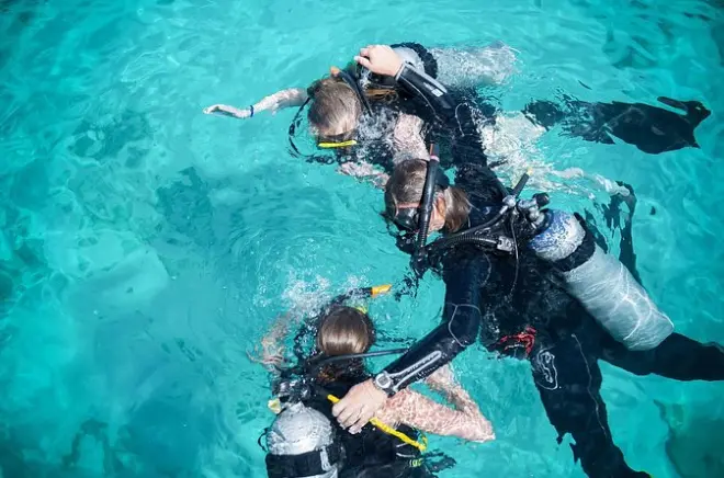 Impara le basi delle immersioni subacquee a Curacao con PADI