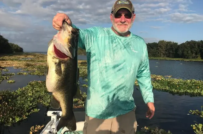 Pescaria privada de robalo no reservatório Rodman, perto de Palatka
