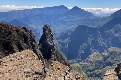 Piton Maïdo y playa Ermitage: Vistas volcánicas y laguna