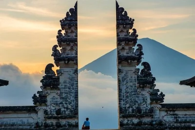 Découvrez la porte du paradis du temple de lempuyang, le palais taman ujung, tirta gangga et la plage virgin lors d’une excursion d’une journée complète à l’est de bali avec prise en charge 