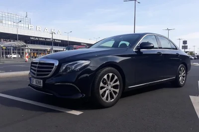 Prague, transfert privé vers l’aéroport václav havel avec chauffeur local, prise en charge à l’hôtel, aide aux bagages et confirmation immédiate.