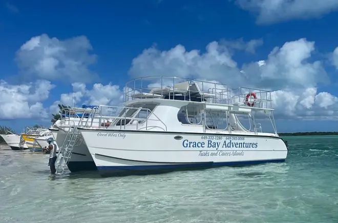 Snorkel en Providenciales: Catamarán con isla Iguana