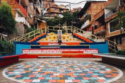 Descubre comuna 13 en medellín con un tour privado, sube sus famosas escaleras eléctricas, escucha historias locales y disfruta del traslado con recogida incluida.