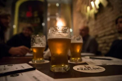 Entdecke versteckte craft beer bars in colegiales. probiere 4 biere, genieße einen snack und erlebe authentische brauereien mit echtem nachbarschaftsflair in buenos aires.