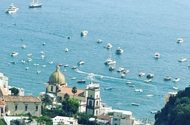 Traslado privado de Positano a Nápoles com ar e paradas incluídas