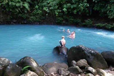 Vivi l’emozione di una cavalcata vicino al vulcano arenal, dondolati come tarzan e tuffati in una piscina nascosta del rio celeste con una guida locale—niente folla, solo pura costa rica.