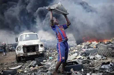 Tour em Accra pelo maior centro de reciclagem de lixo eletrônico