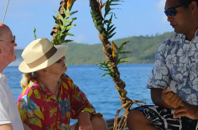 Bora Bora Lagoon Tour: Polynesian Crafts & Ray Swim