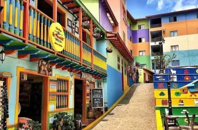Guatapé : Piedra del Peñol, balade en bateau et village coloré