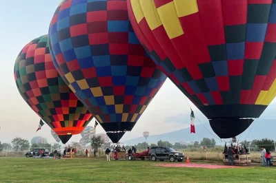 Disfruta un vuelo en globo al amanecer sobre teotihuacán con recogida en hotel, desayuno, brindis con vino espumoso y tiempo libre en las pirámides. reserva ya tu lugar.