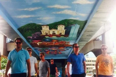Explore a arte de rua de medellín com um tour guiado. visite os melhores grafites, bairros autênticos e o parque lleras. reserve já seu passeio cultural pela cidade.