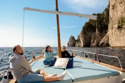 Passeio privado em Capri: Gruta Azul, Faraglioni e grutas ocultas
