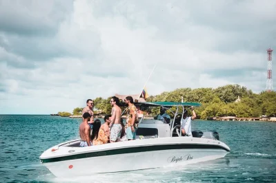Disfruta un día en cartagena con un paseo privado en barco a las islas del rosario, equipo de snorkel incluido, horario flexible y música local todo el día. reserva para hasta 13 personas.