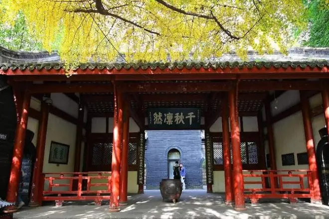 Chengdu Stadtrundfahrt: Vier Tempel & Jinli Straße mit Mittagessen