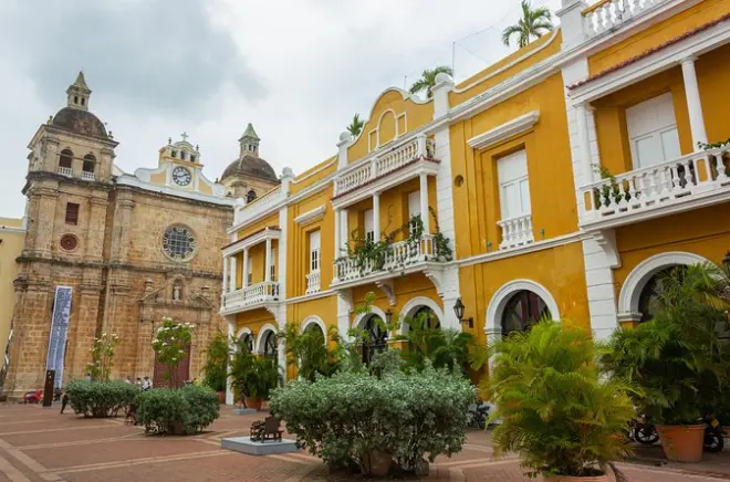 Centro histórico de Cartagena com guia local e drink no rooftop