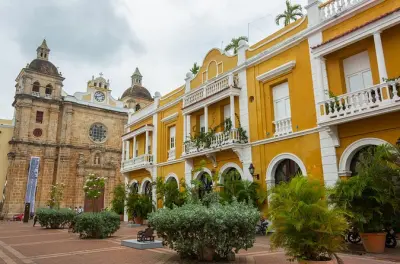Centro histórico de Cartagena com guia local e drink no rooftop