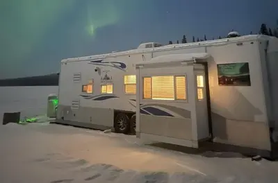 Chasse aux aurores et pêche sur glace à Fairbanks, nuit complète