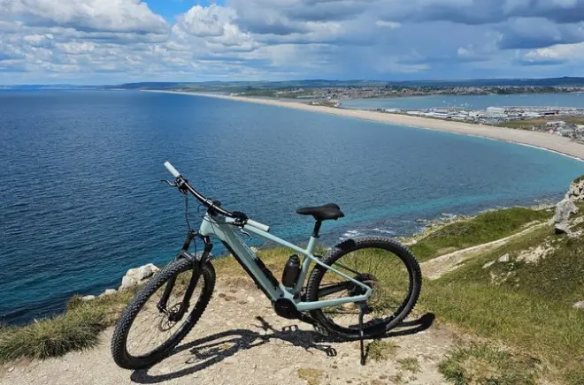 Isla de Portland en e-bike: Recorrido por castillos y costa