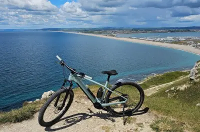 Isla de Portland en e-bike: Recorrido por castillos y costa