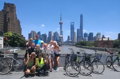 Shanghai in bici con traghetto, Bund, Lujiazui e pranzo locale
