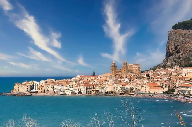 Privater Transfer Catania Flughafen–Cefalù mit Namensschildfahrer