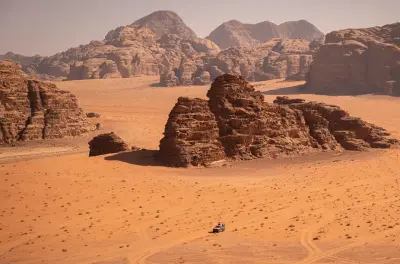 Wadi Rum désert : Vallées dorées et pétroglyphes