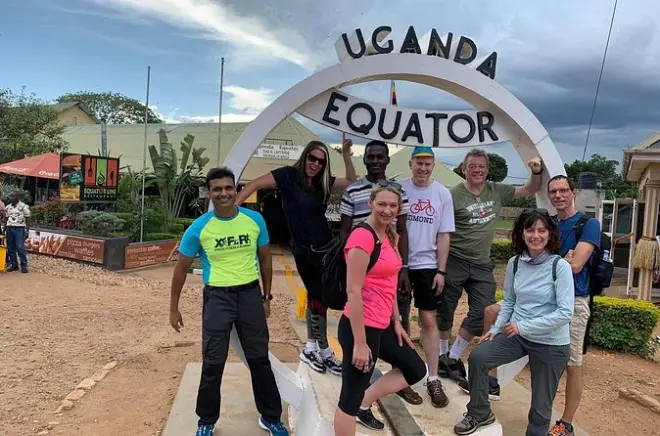 Equatore dell'Uganda: Metti un piede sulla linea e fai esperimenti