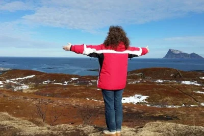 Erlebe die arktische luft bei einer tromsø fjord-tour – entdecke wildtiere, schneebedeckte gipfel und wilde küsten mit einem lokalen guide. inklusive abholung, thermoanzug und warmen getränken.
