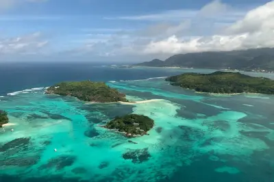 Snorkel en la isla Mahe: Barco con fondo de cristal y isla Moyenne