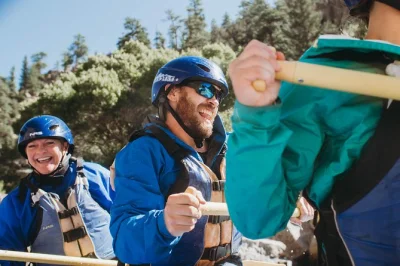 Erlebe browns canyon rafting mit lokalem guide, privatem flusszugang und wildwasser der klasse ii-iii+. inklusive ausrüstung, transport und parkgebühren.
