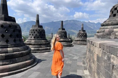 Yogyakarta, borobudur e prambanan: svegliati all’alba per scalare borobudur, esplora le sculture di prambanan e vivi storie con la guida. include trasferimenti e ingressi.