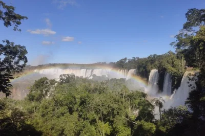 Découvrez les chutes d’iguazu côté brésilien et argentin avec transport privé, entrée coupe-file et guide local. prise en charge à l’hôtel et horaires flexibles inclus.
